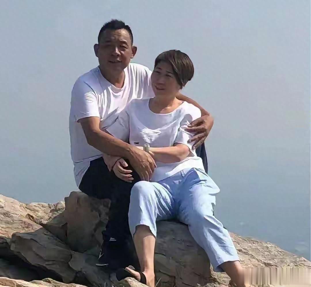 于东来牵手妻子登山,不坐豪车不请保镖,怀里的老婆才是真宝藏