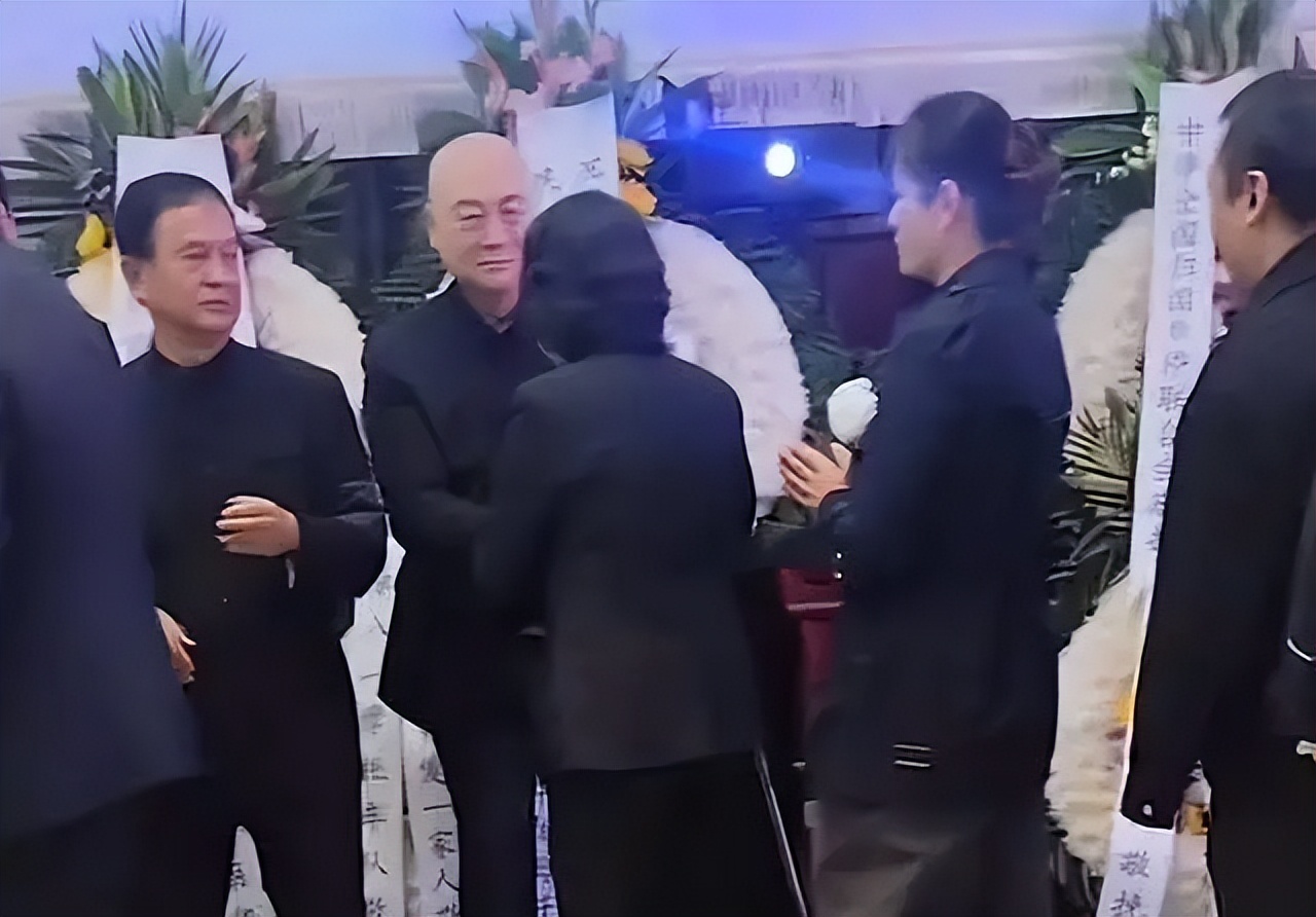 陈丽华追悼会现场！迟重瑞憔悴眼睛哭肿让人心疼，继子赵勇在旁边