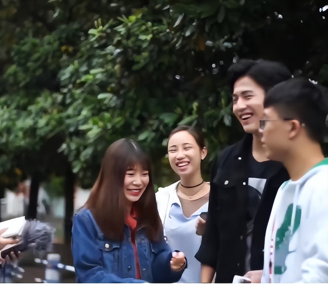 张凌赫9年前素人时期采访火了，190cm身高鹤立鸡群，像胖版李敏镐