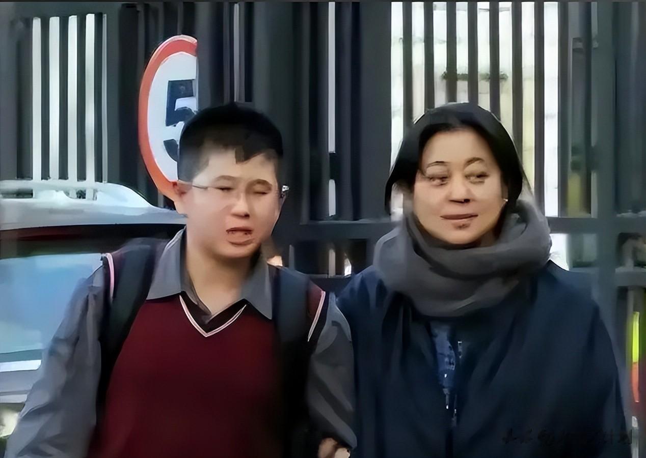 倪萍带27岁儿子虎子公开亮相，身高197cm带着眼镜，身形微胖憨厚