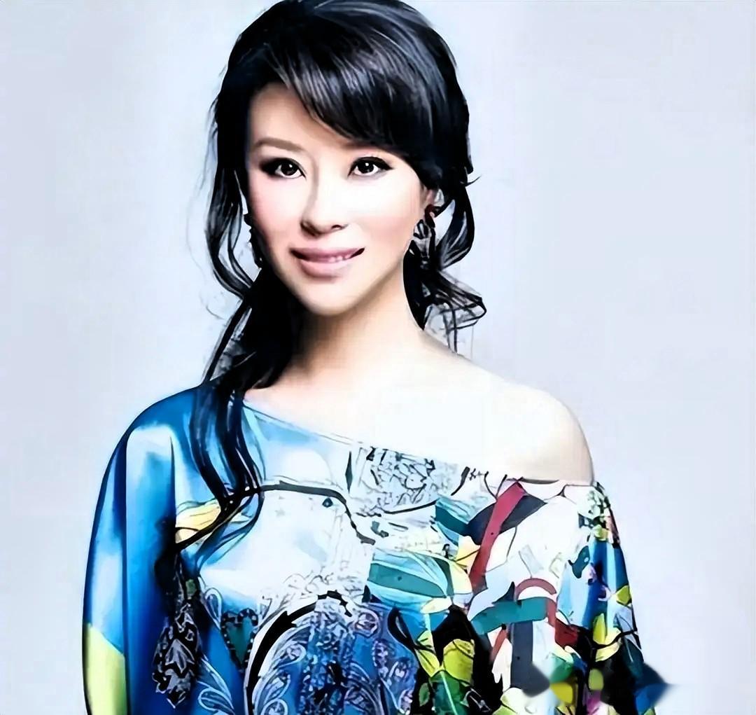 50岁祖海现状：定居北京，未婚未育胖到认不出，年轻时媲美宋祖英
