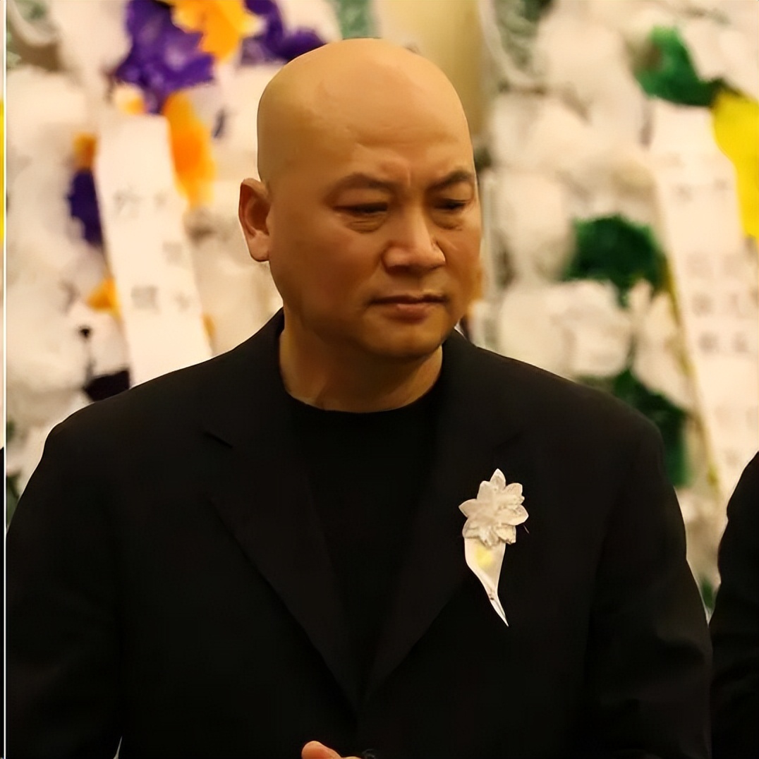 遁入空门？迟重瑞寺庙诵经，送妻后被曝皈依，百亿遗产说扔就扔