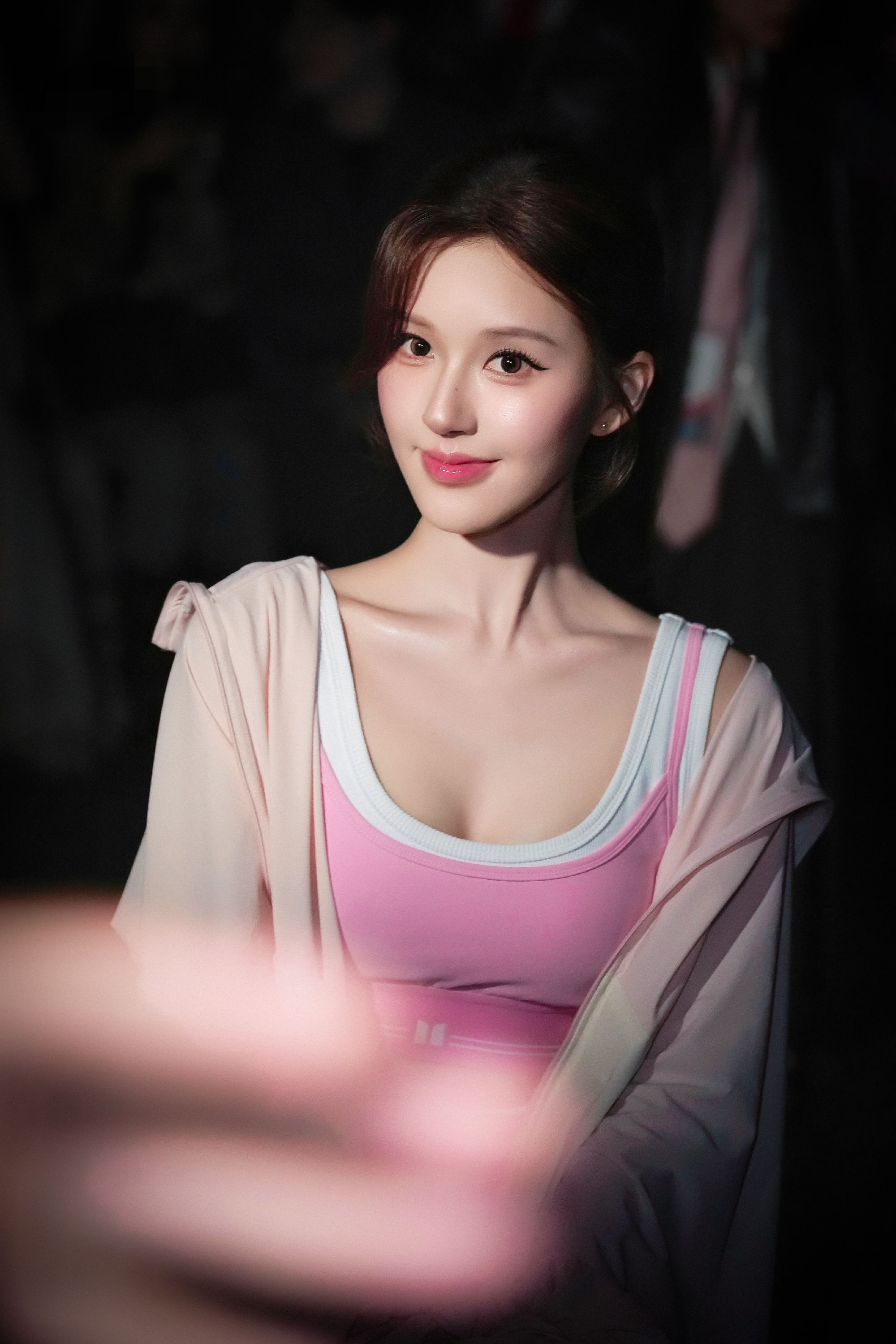 赵露思亮相上海时装周，身穿粉色运动套装，妆容粉透，如水蜜桃