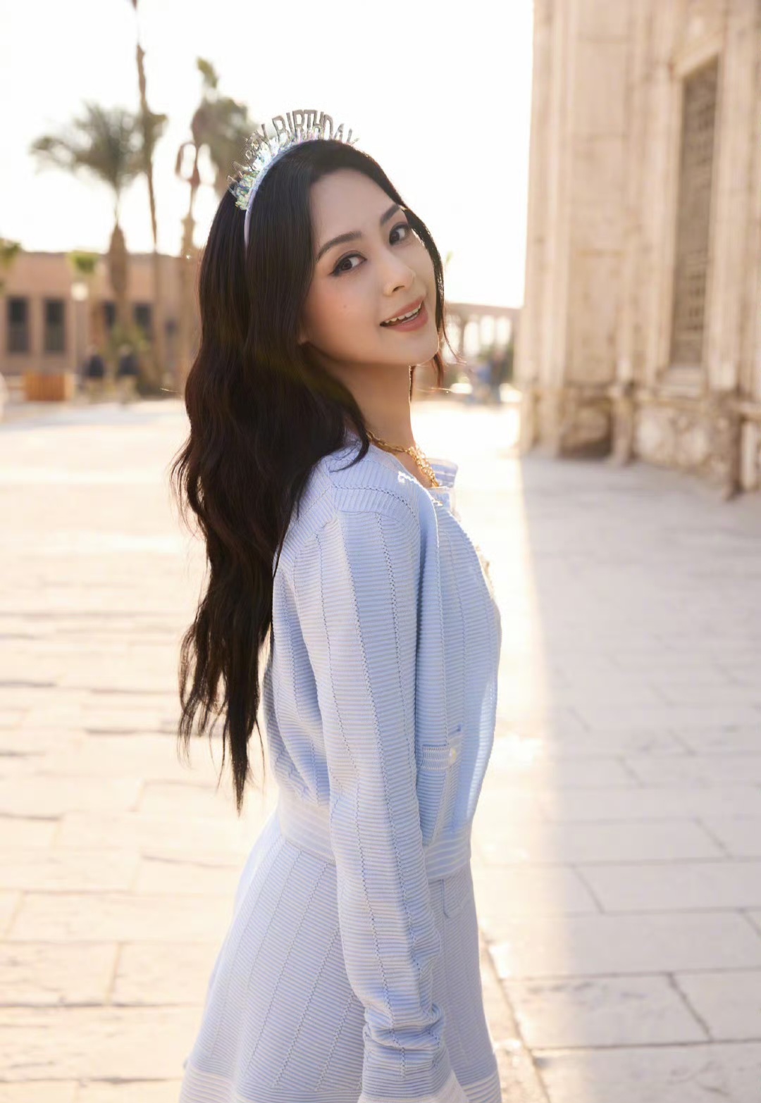 香港茶餐厅偶遇钟欣潼，离开美颜滤镜的她本人和精修照一样漂亮