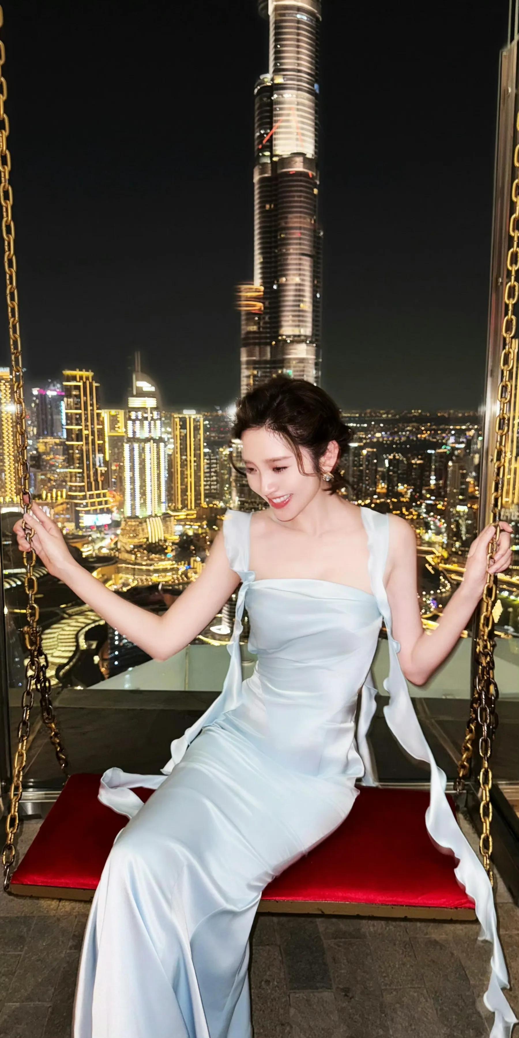 唐艺昕，这美背好吸睛啊