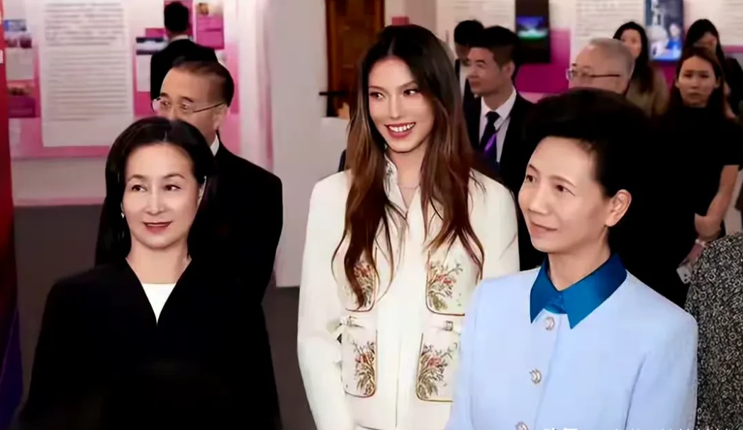 谷爱凌与何超琼罕同框！一身白色套装活力满满，还与特鲁多合过影