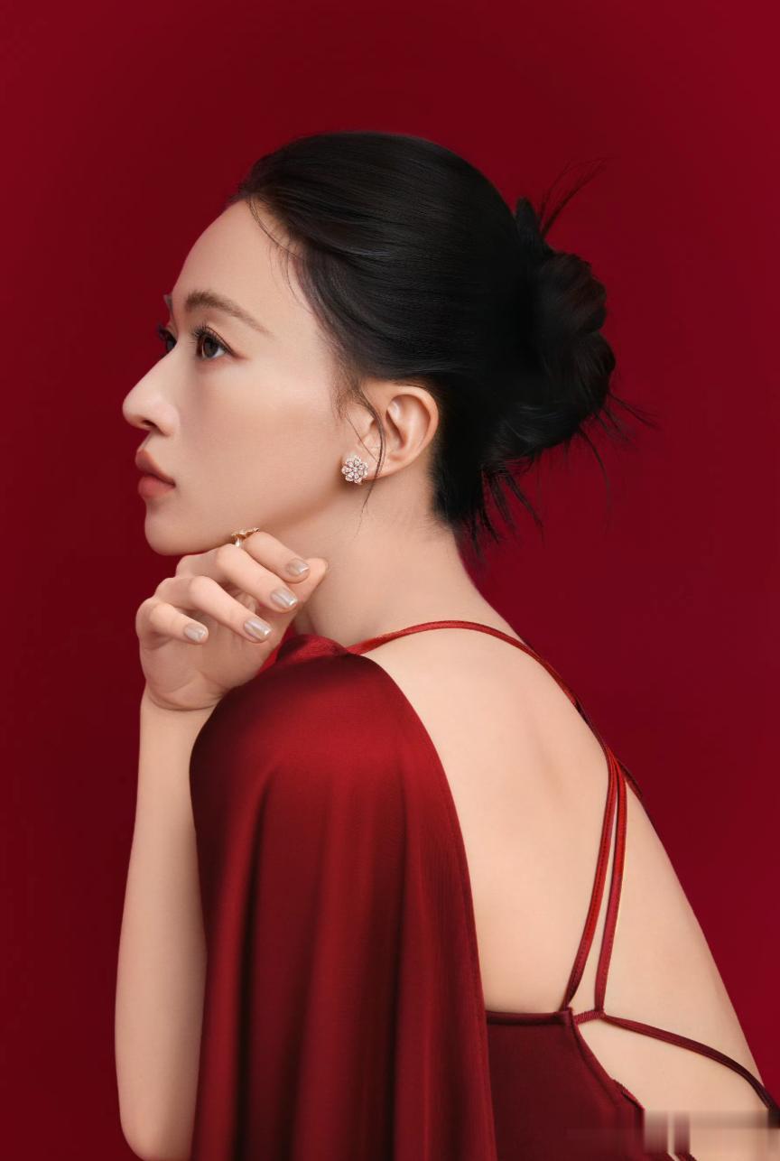 吴谨言，香肩美背身材迷人！