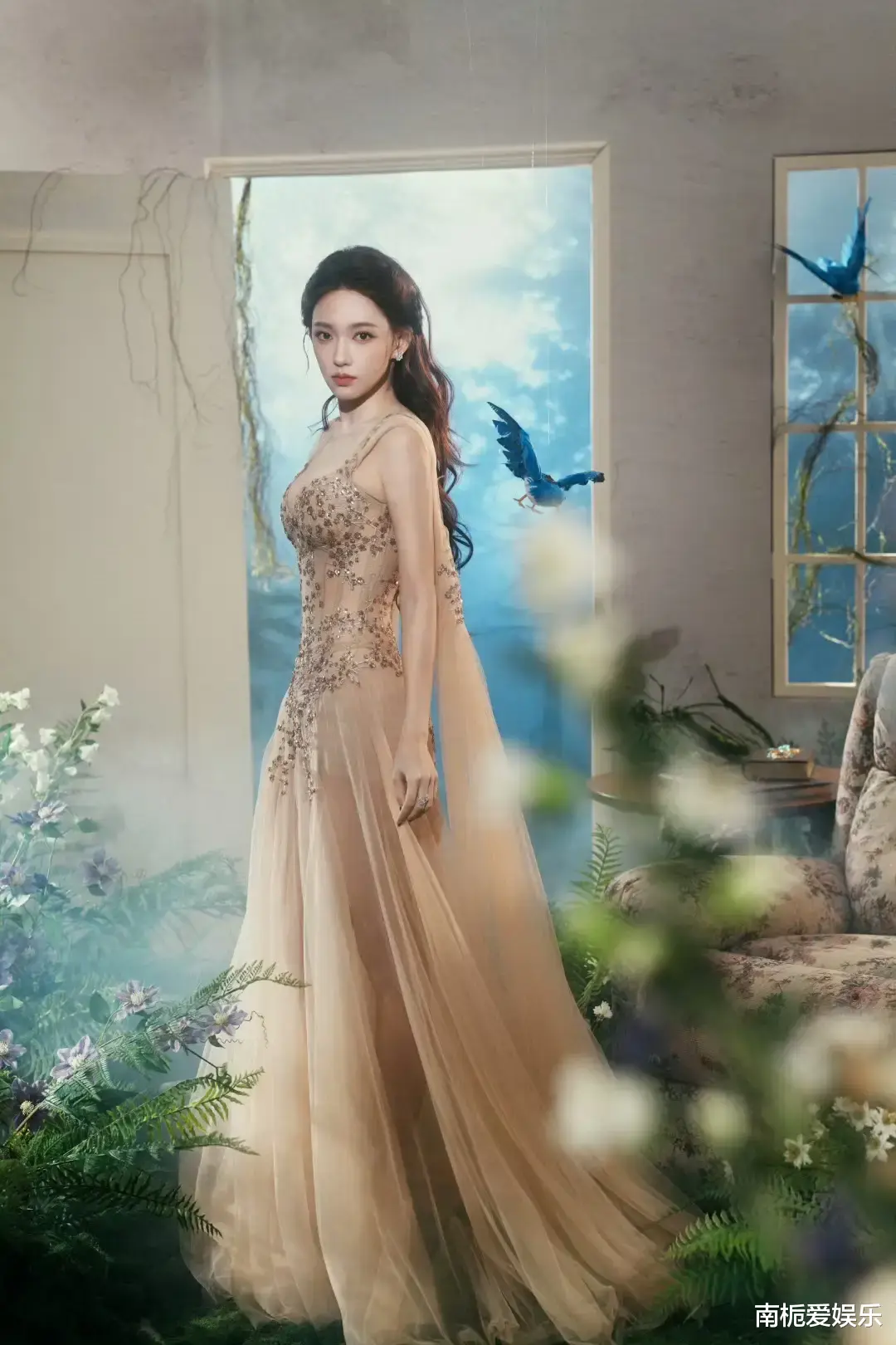 程潇微博之夜造型惊艳全场，花中仙子如油画般美轮美奂