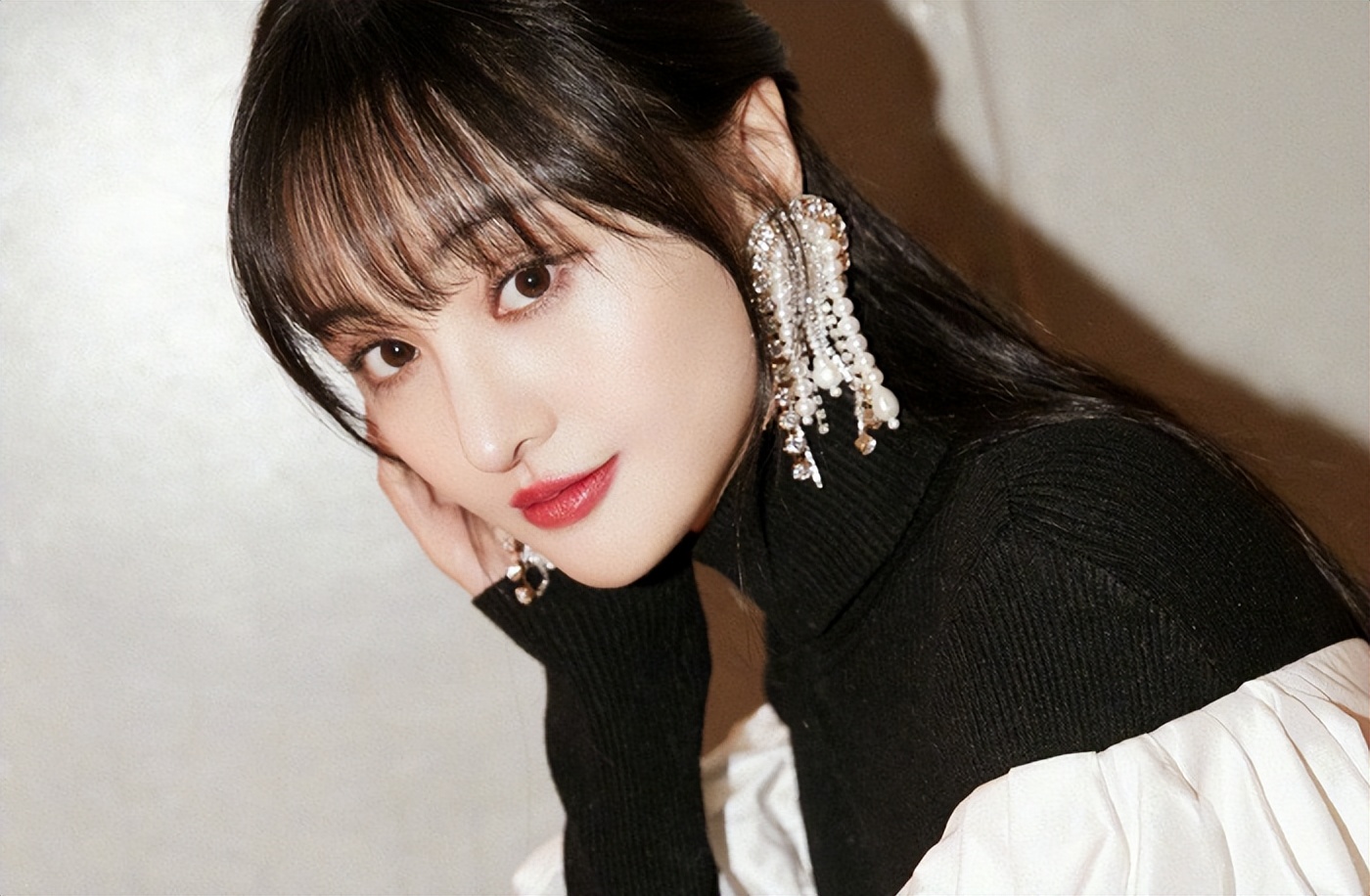 35岁郑爽近照！形象管理失败，彻底成了素人，在美日子舒坦了