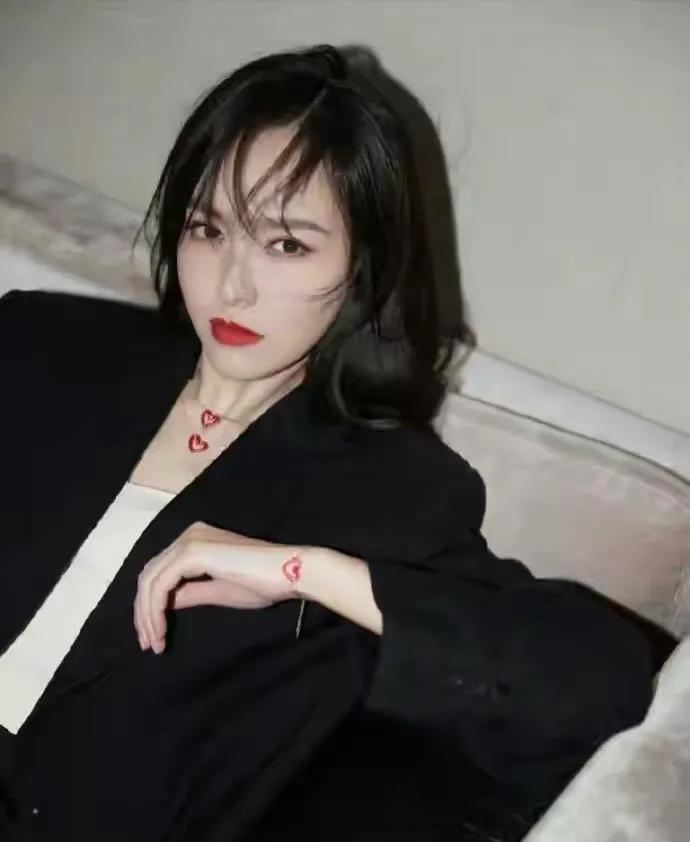 唐嫣这套“甜酷反差感”穿搭,把职场与性感玩明白了。 ???