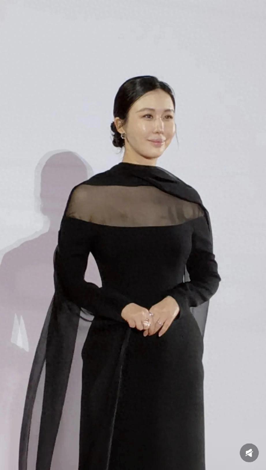 田朴珺独自现身参加活动，一身高定气场十足，被吐槽医美痕迹重