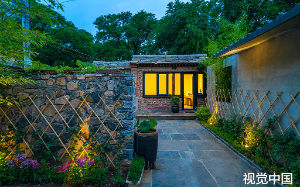 邻居总把垃圾扔到她院，她默默装了摄像头，直到七天后，她把垃圾装进高档礼盒寄给正在庆功宴上的邻居