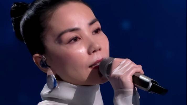 与谢霆锋复合11年，这一次被央媒锐评的王菲，给中年歌手提了个醒