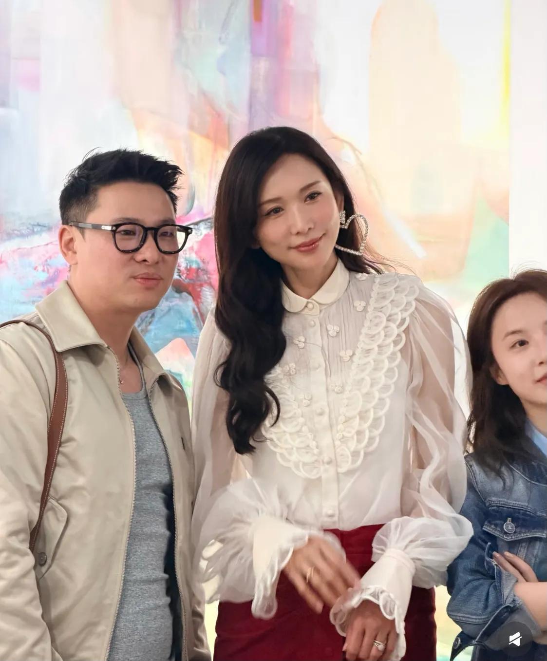 邓文迪戴黄金手镯看展，林志玲穿红裙漂亮，章泽天素颜很青春！