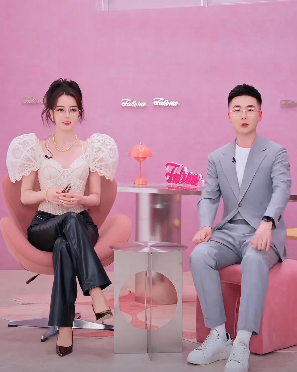 杨紫，迪丽热巴两大流量花直播，杨紫俏皮可爱，热巴造型有点雷霆