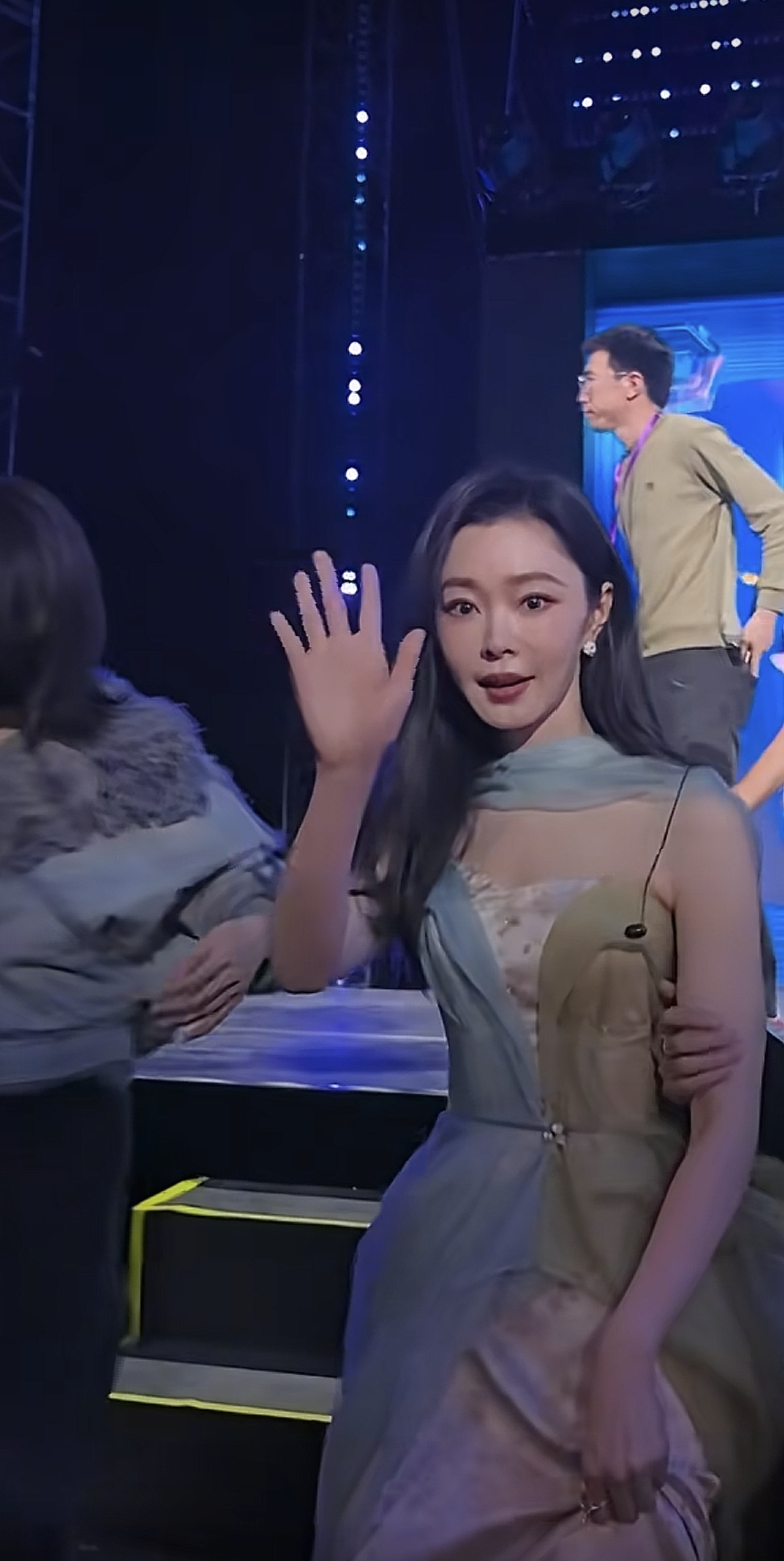 美的轻轻松松！宋轶网晚彩排花絮，一袭浅色长裙又美又温柔呀！