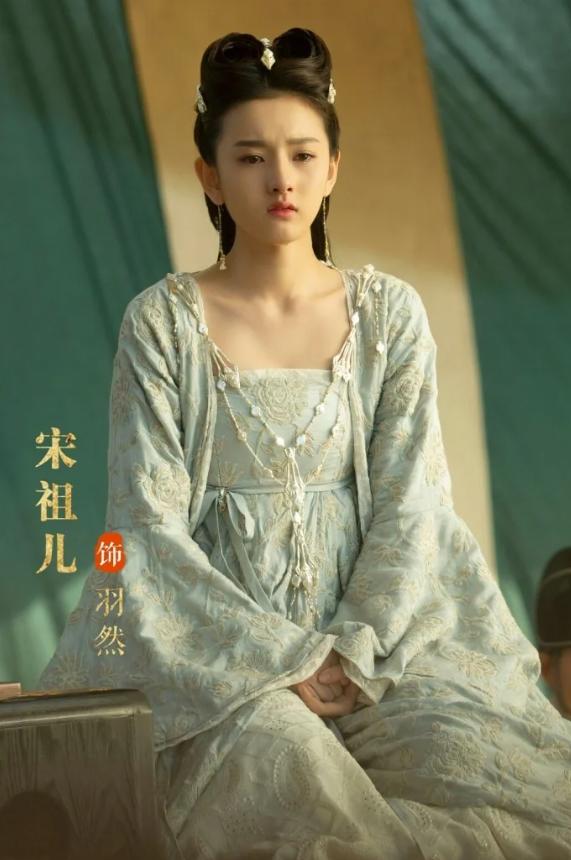 她被称为内娱最美童星，长得明艳贵气 偏偏跌入低谷现重当顶流小花