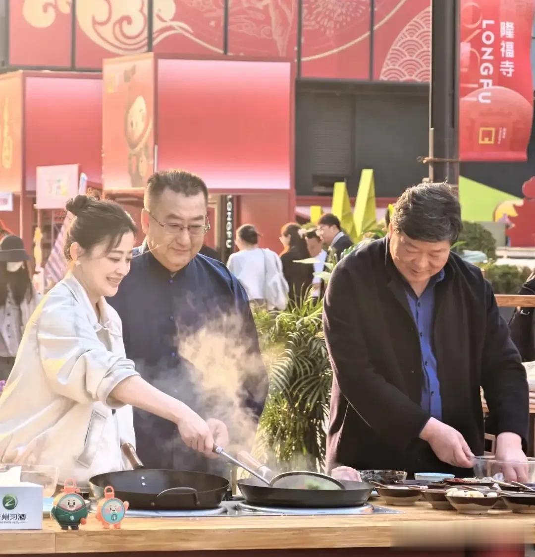 北京隆福寺偶遇撒贝宁梅婷录节目！梅婷本人皮肤白脸小状态好年轻