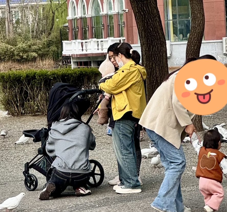 网友遛娃偶遇何穗，她带孩子出门玩，儿子皮肤白像混血眉眼更像她