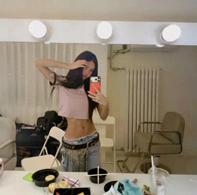 钟丽缇小女儿晒照，她还有腹肌，这身材也太好了吧！