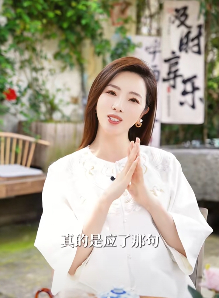 李思思一袭素白刺绣衫，知性优雅，畅谈春日雅事氛围感拉满