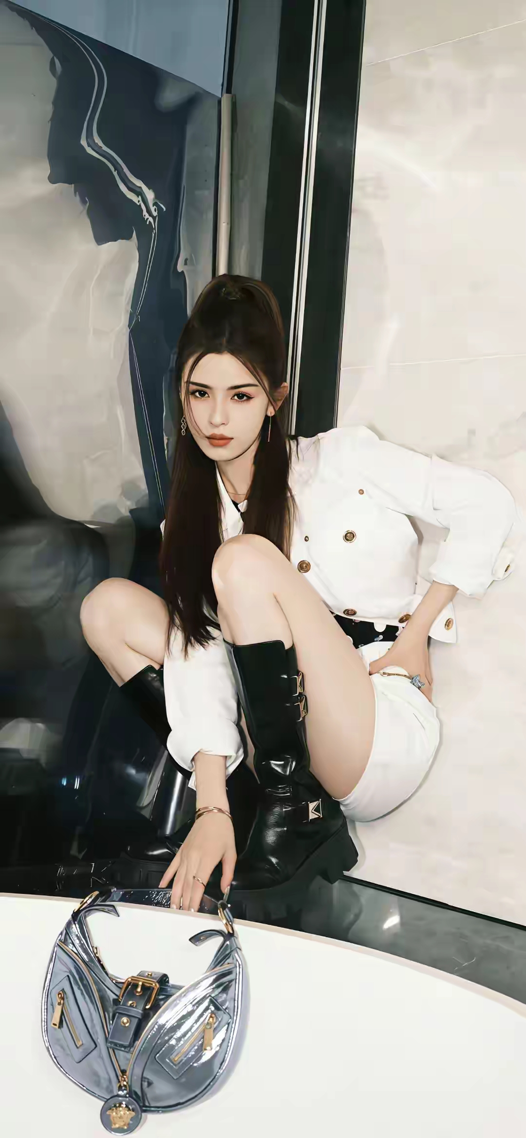 哈妮克孜 白短裤黑靴，甜酷随行