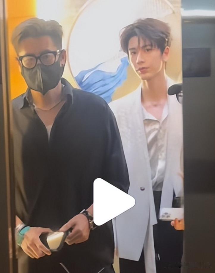 张凌赫官媒风波后公开露面，疑似强忍眼泪状态低迷，他还能翻身吗