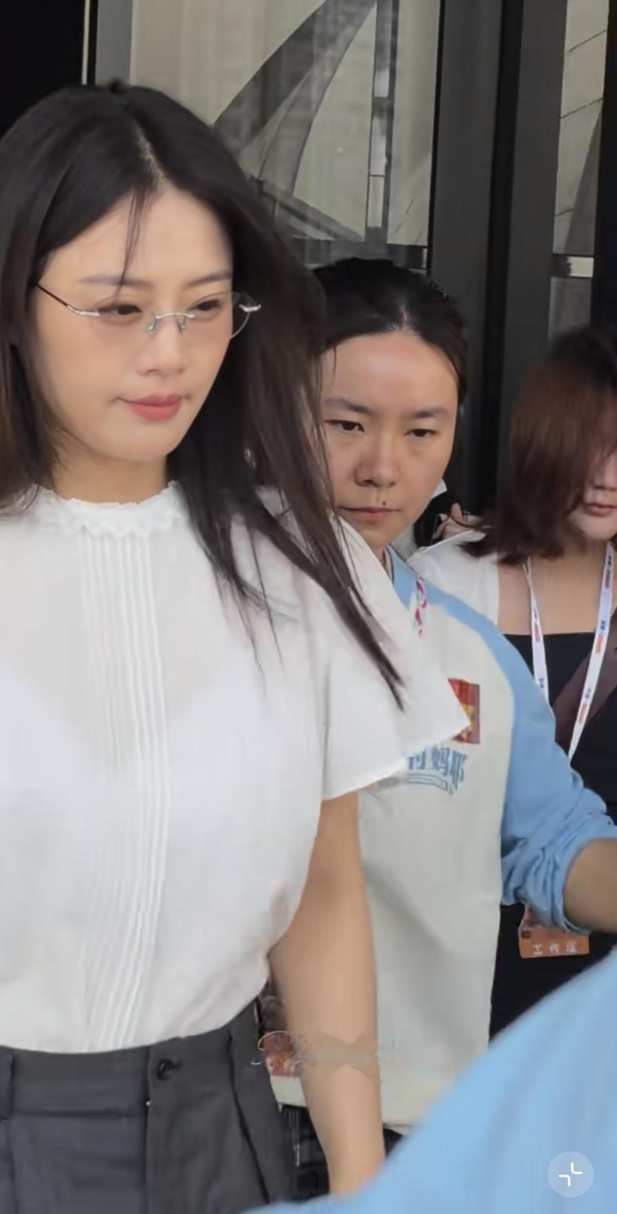 马思纯重庆路演，白衬衫加灰色中裤简约干净，本人笑起来超级明媚