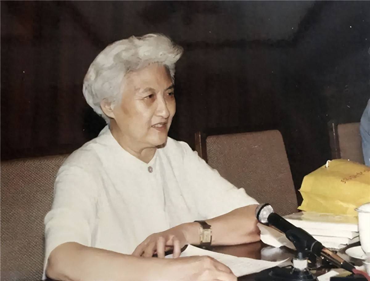 父亲是“中国影坛泰斗”、母亲是知名演员，他却在53岁时客死异乡