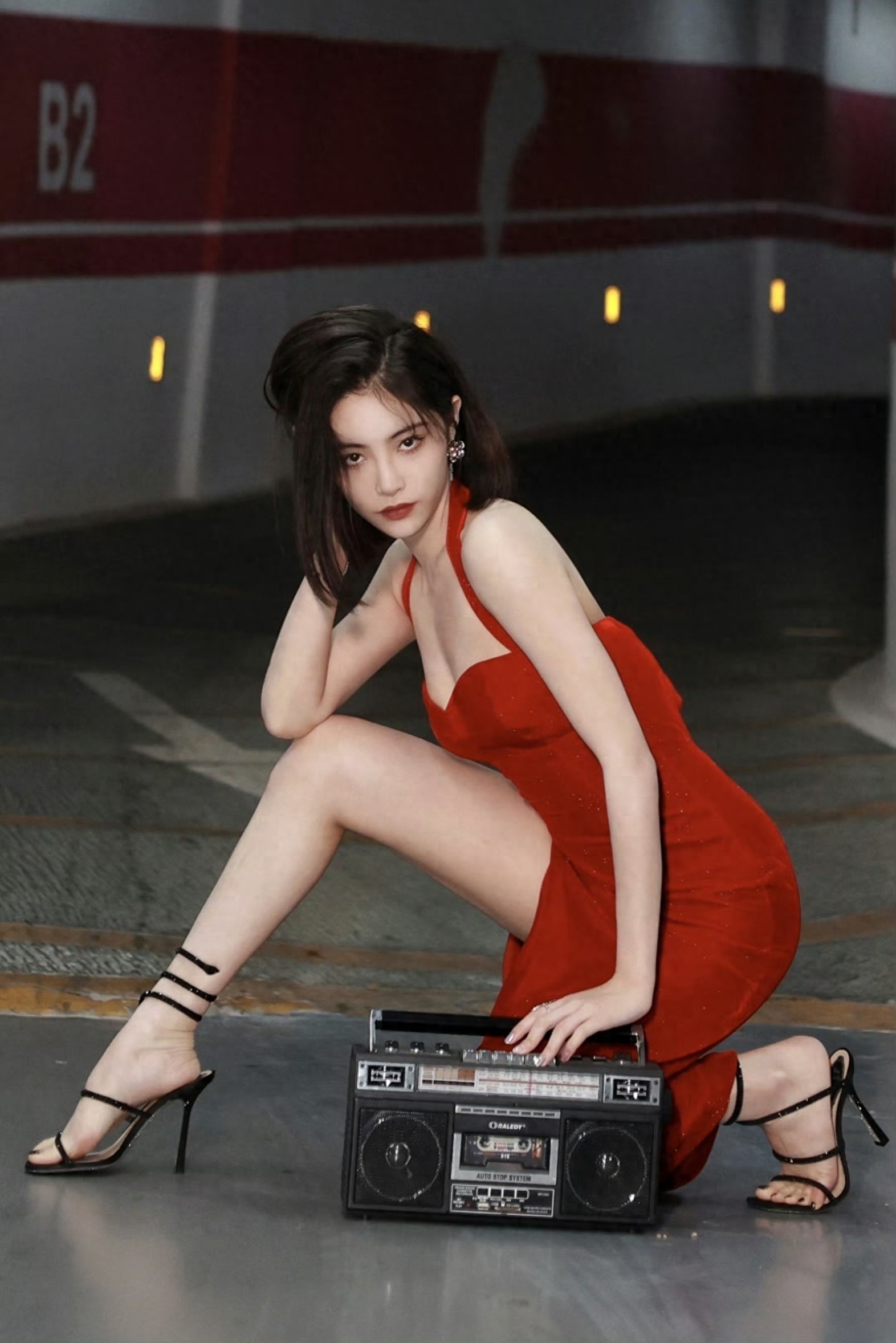 许佳琪 真的很舒服这种艳丽的色彩 明媚又火辣