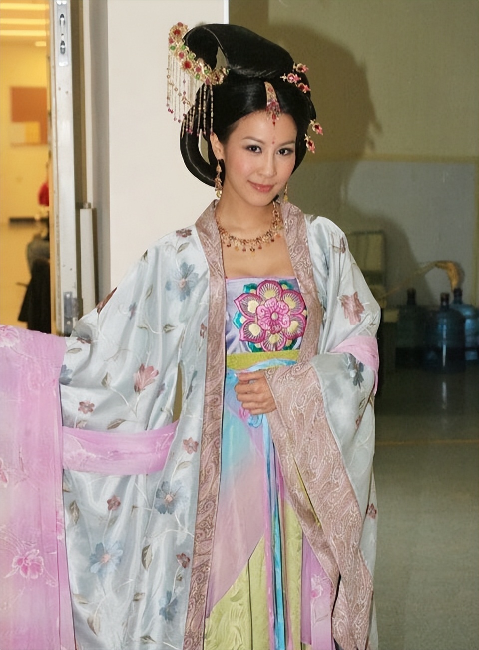 前TVB港姐冠军一家澳洲过年,12岁儿子和14岁女儿身高180CM左右