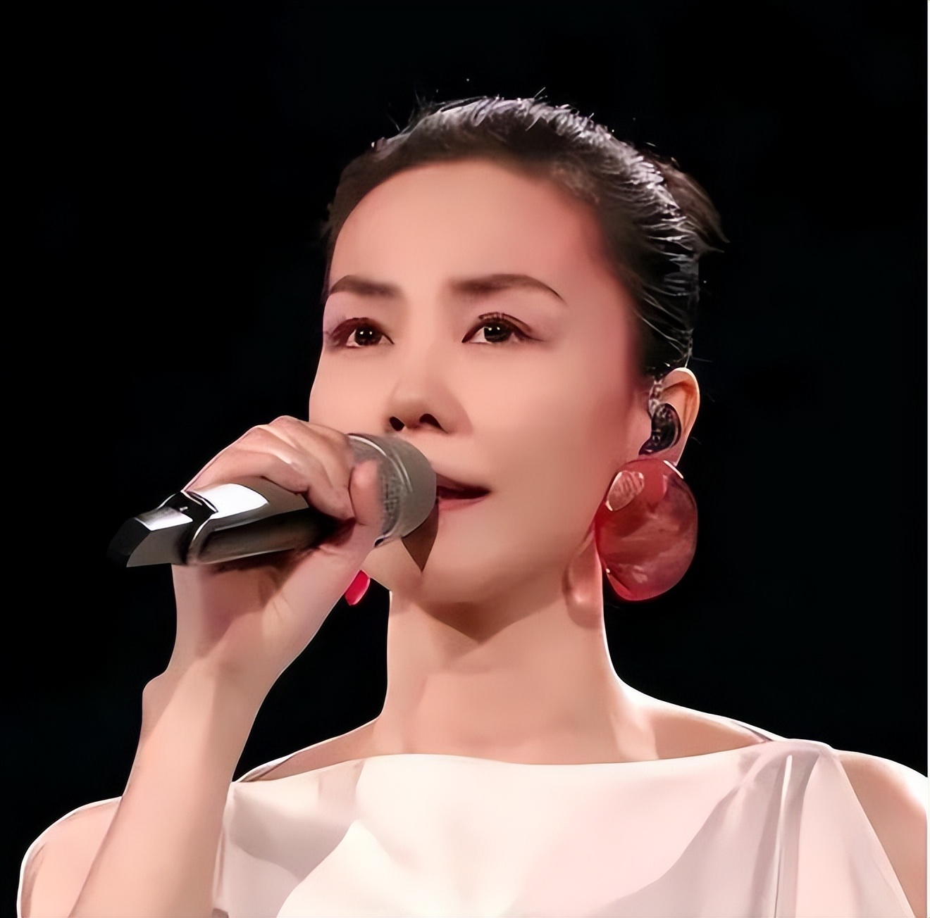 57岁王菲断崖式衰老！十个月前刚和谢霆锋秀恩爱，两人外形差距大