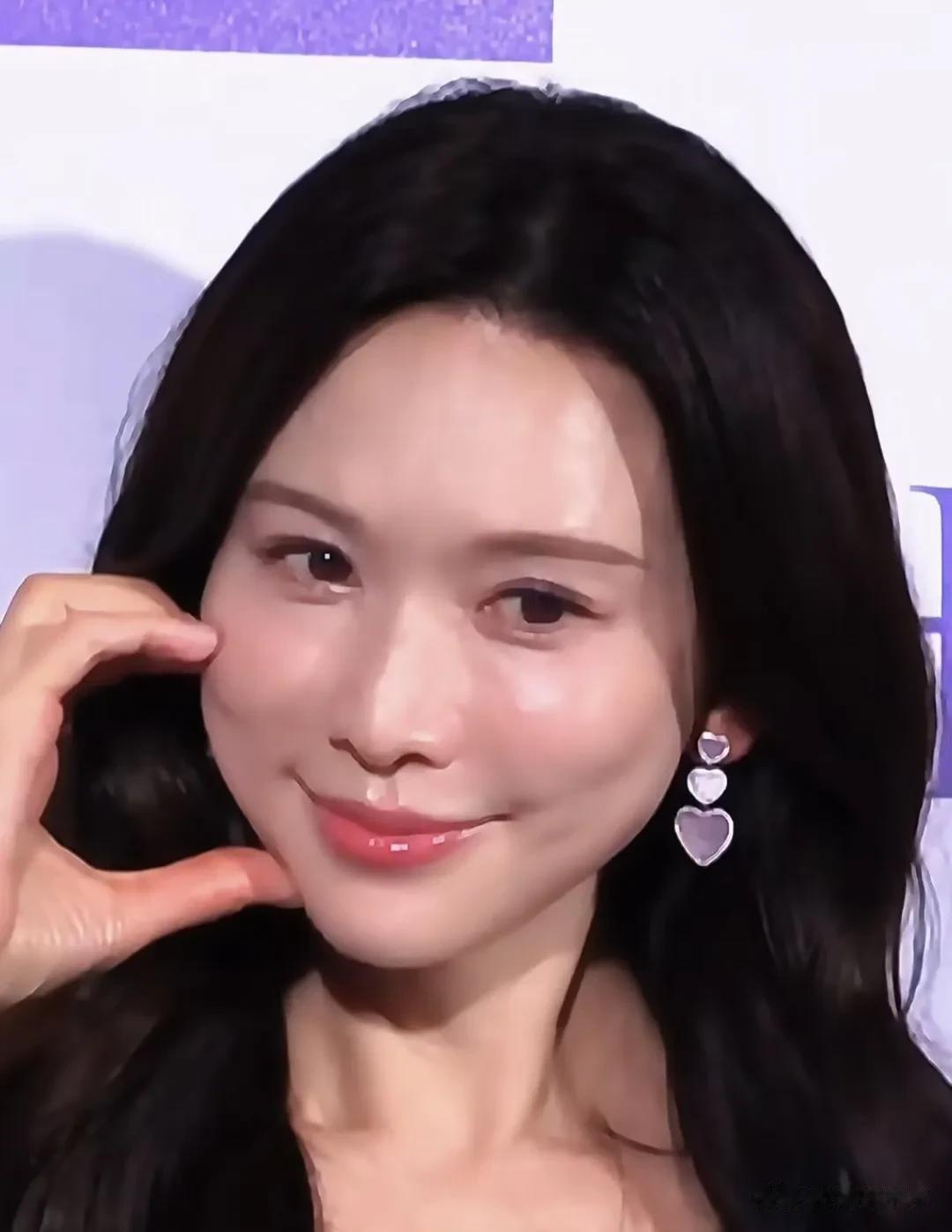 45岁张萌脸崩了，下巴坑坑洼洼后遗症明显，网友感慨她花期太短