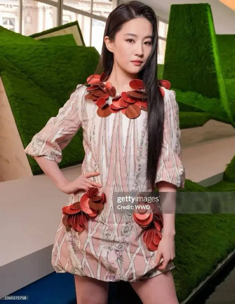 巴黎这一夜,李龙馥像贵族王子、刘亦菲穿土衣服、周冬雨像个男人