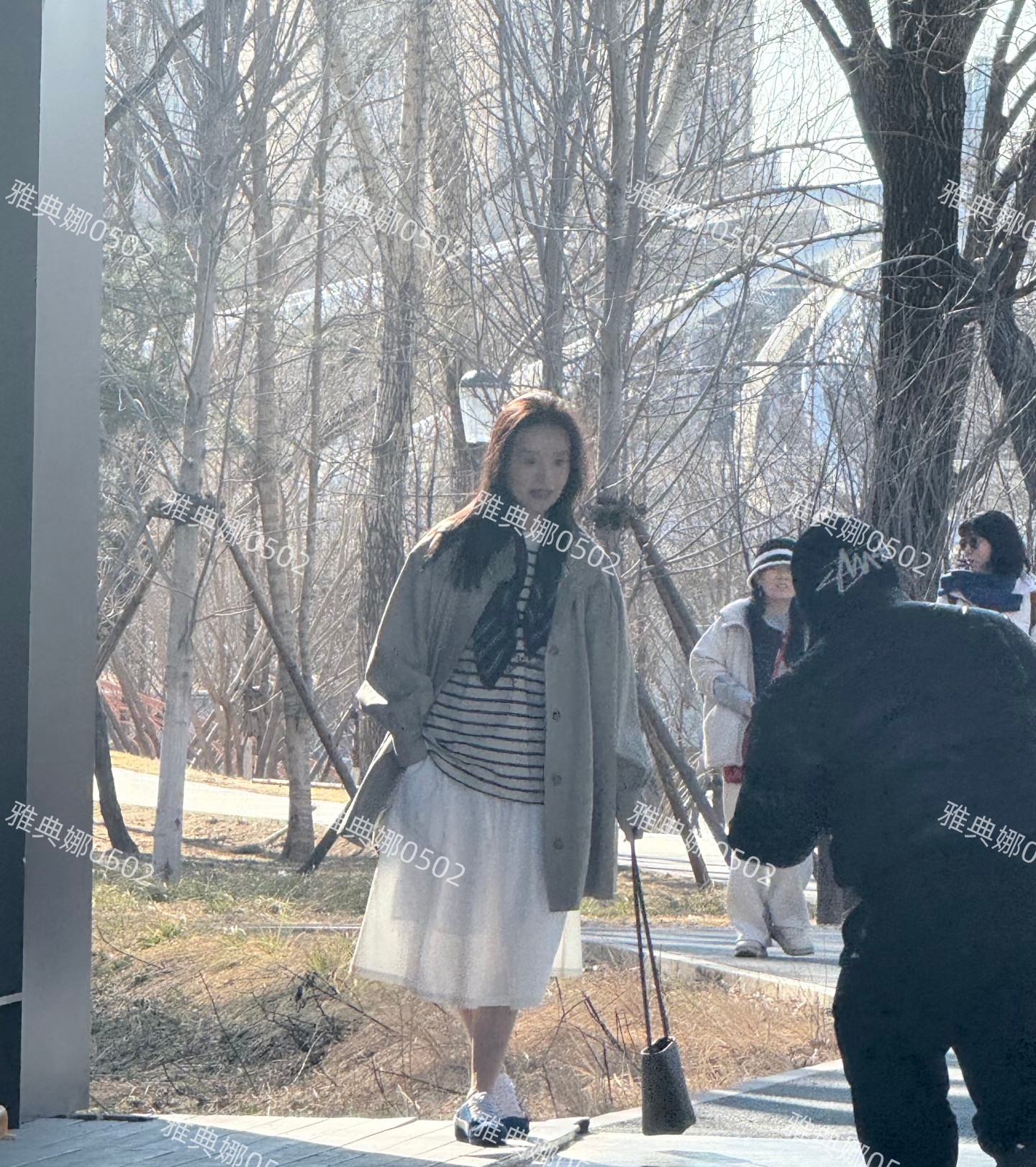 北京郎园偶遇董洁，没想到她本人居然这么矮，五官秀气但并不年轻