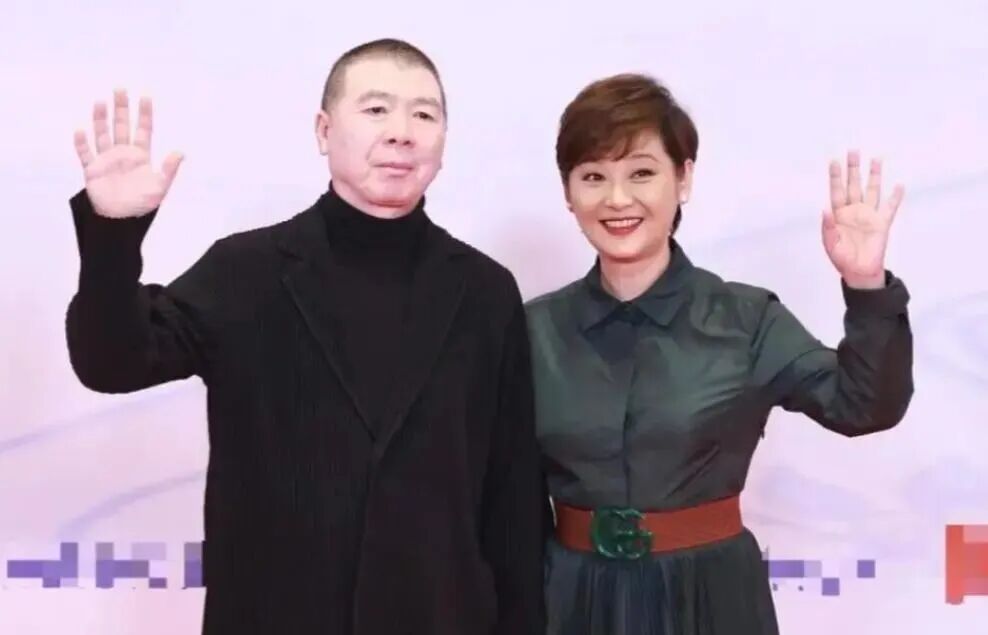 冯小刚养女越长越像他，徐帆拼命维持的体面，快撑不住了