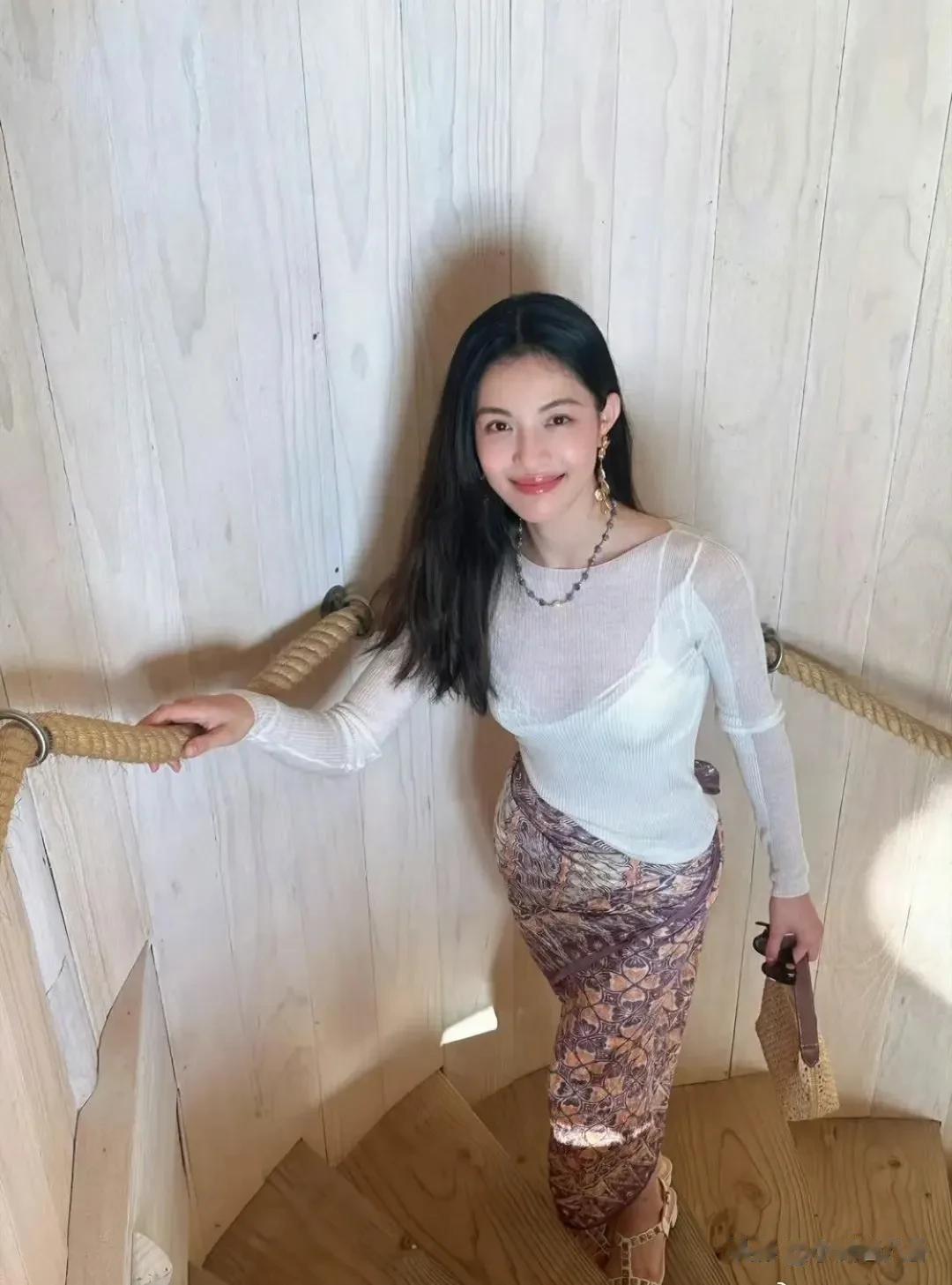 钟楚曦晒旅游美照，又瘦又美白到发光，给人一种气血充足的美