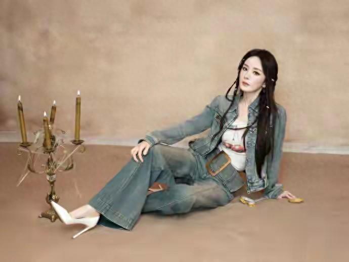 杨幂牛仔套装飒爽出街，白色细高跟点睛，又野又温柔尽显妈咪魅力