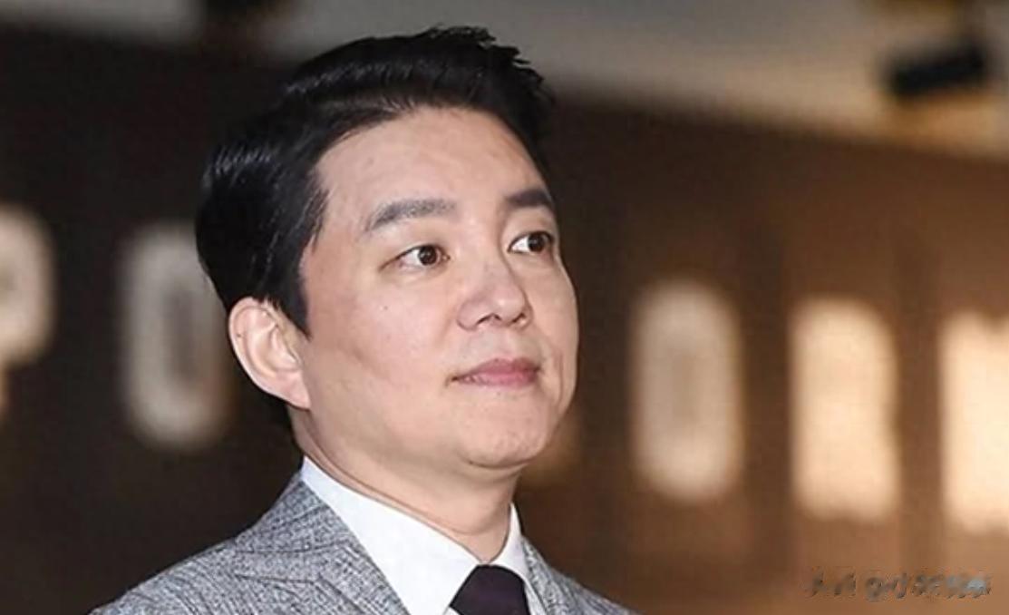 韩国男星自曝心酸独居生活，却被骂“卖惨”，曾因母亲两度离婚