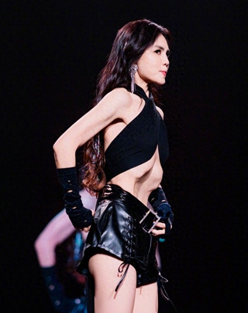 Ella演唱会展示“真空腹”,吐掉一口气腹部瞬间凹下去,好震惊