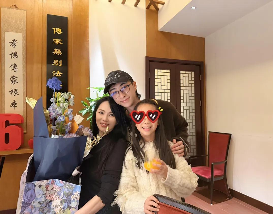 伊能静在上海庆祝58岁生日，小米粒送她金元宝，恩利和秦昊陪着她