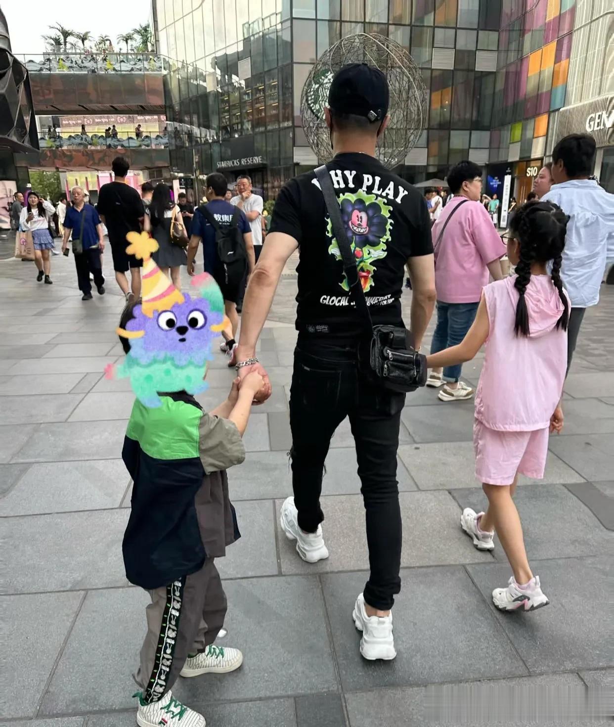 汪峰和森林北现身机场，假期带女友逛街又度假，章子怡负责带两娃