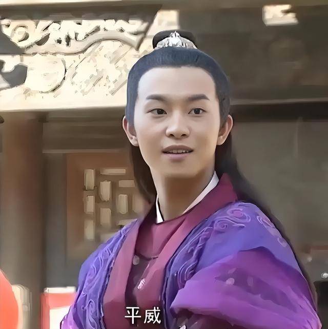 胡可带俩儿子现身机场，安吉1米8颜值没爸高，小鱼儿长胡子憨厚