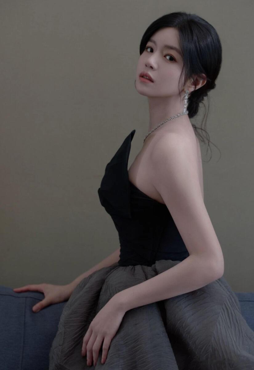 陈妍希亮相电视剧品质盛典红毯，穿黑灰拼接开叉裙自带老钱风好美