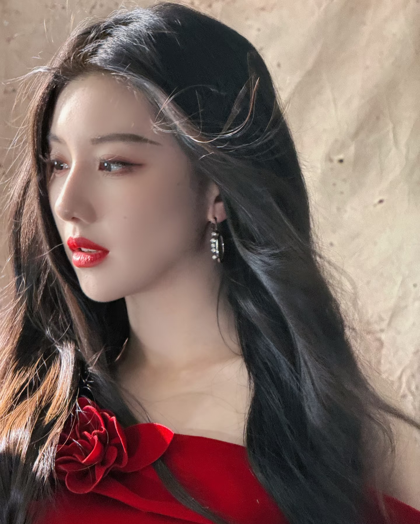 王鹤润分享美照，一袭红裙配微卷长发，美得好耀眼