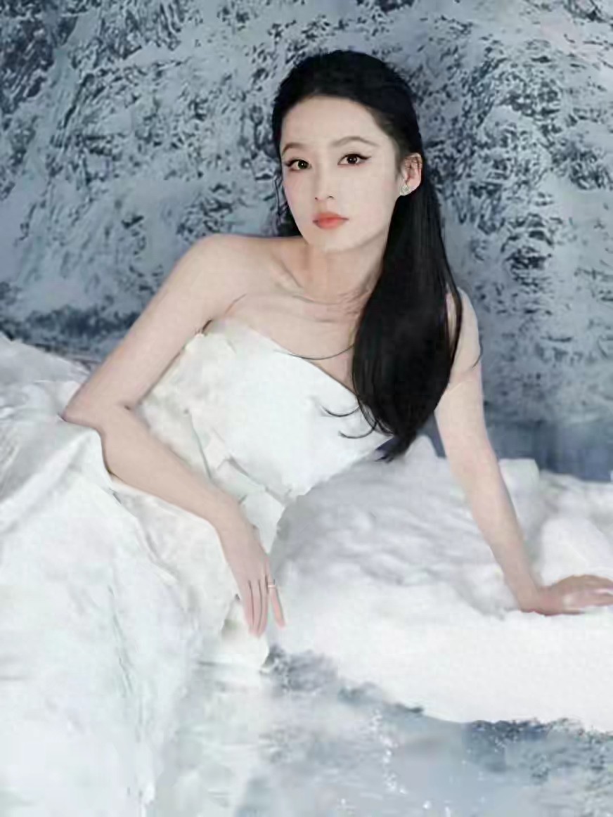 李沁一袭抹胸白色礼服裙，尽显优雅大方