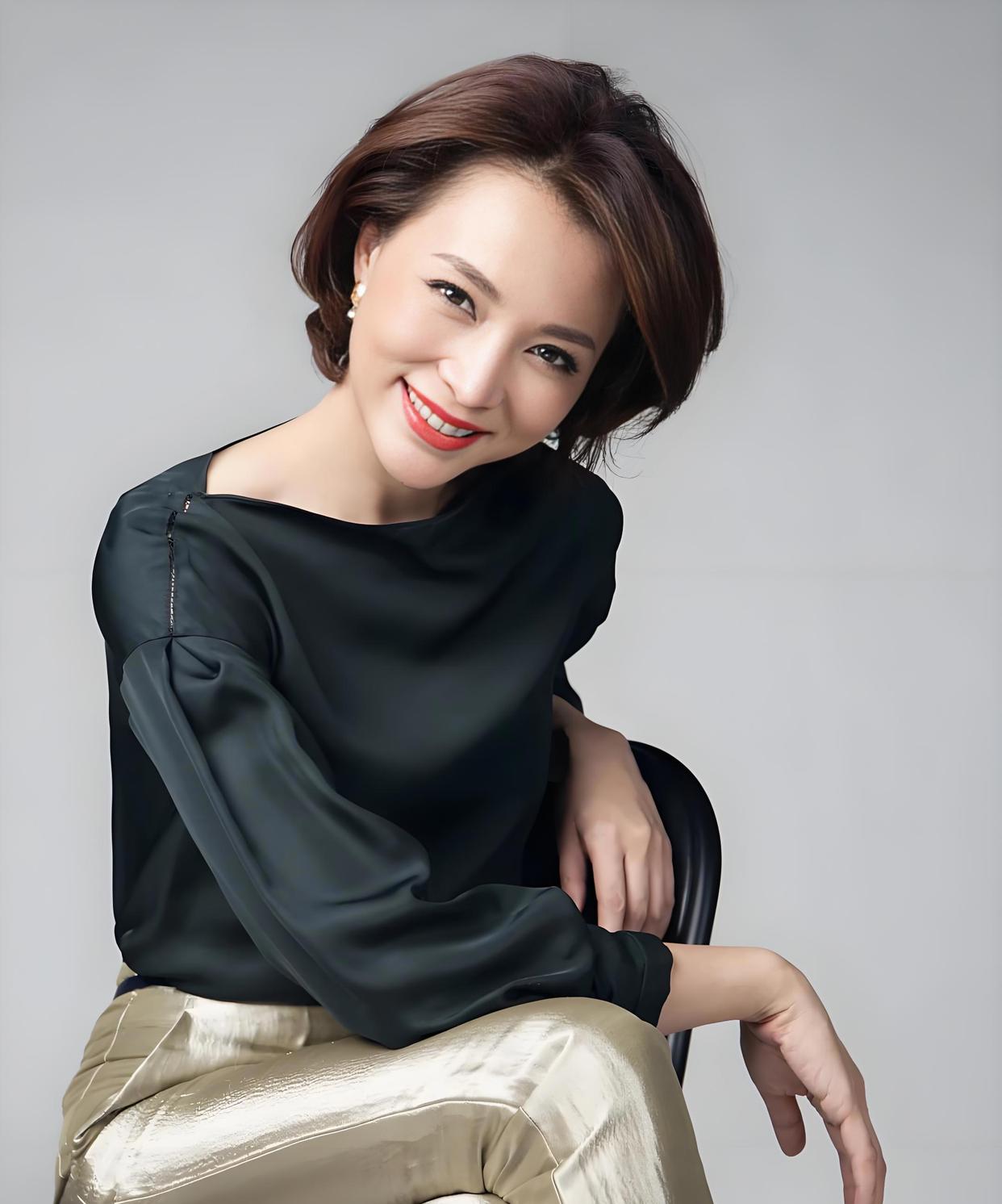 如今在上海生活的董卿，低调陪伴父母，13岁儿子成了她的“救赎”