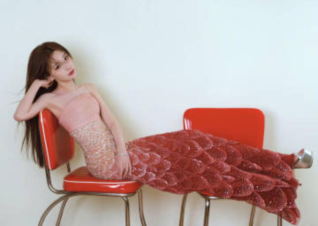 毛晓彤渐变鱼尾裙：内娱红毯“鲨”疯，美到犯规！