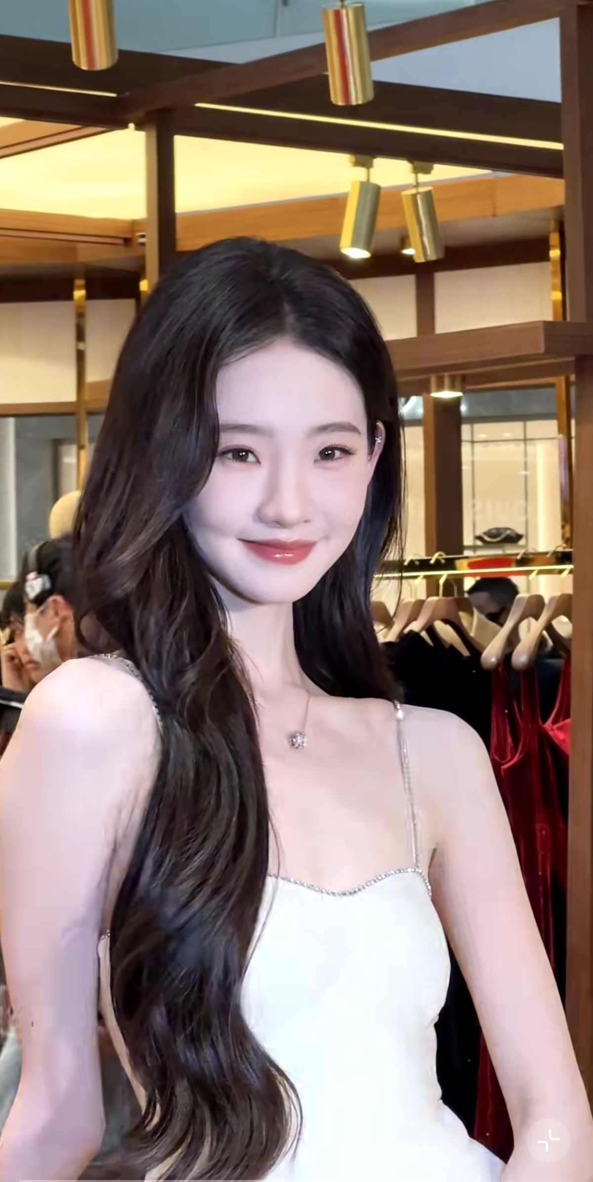 笑的好美！张艺凡现身杭州万象城，穿白裙好优雅，侧面看身材超好
