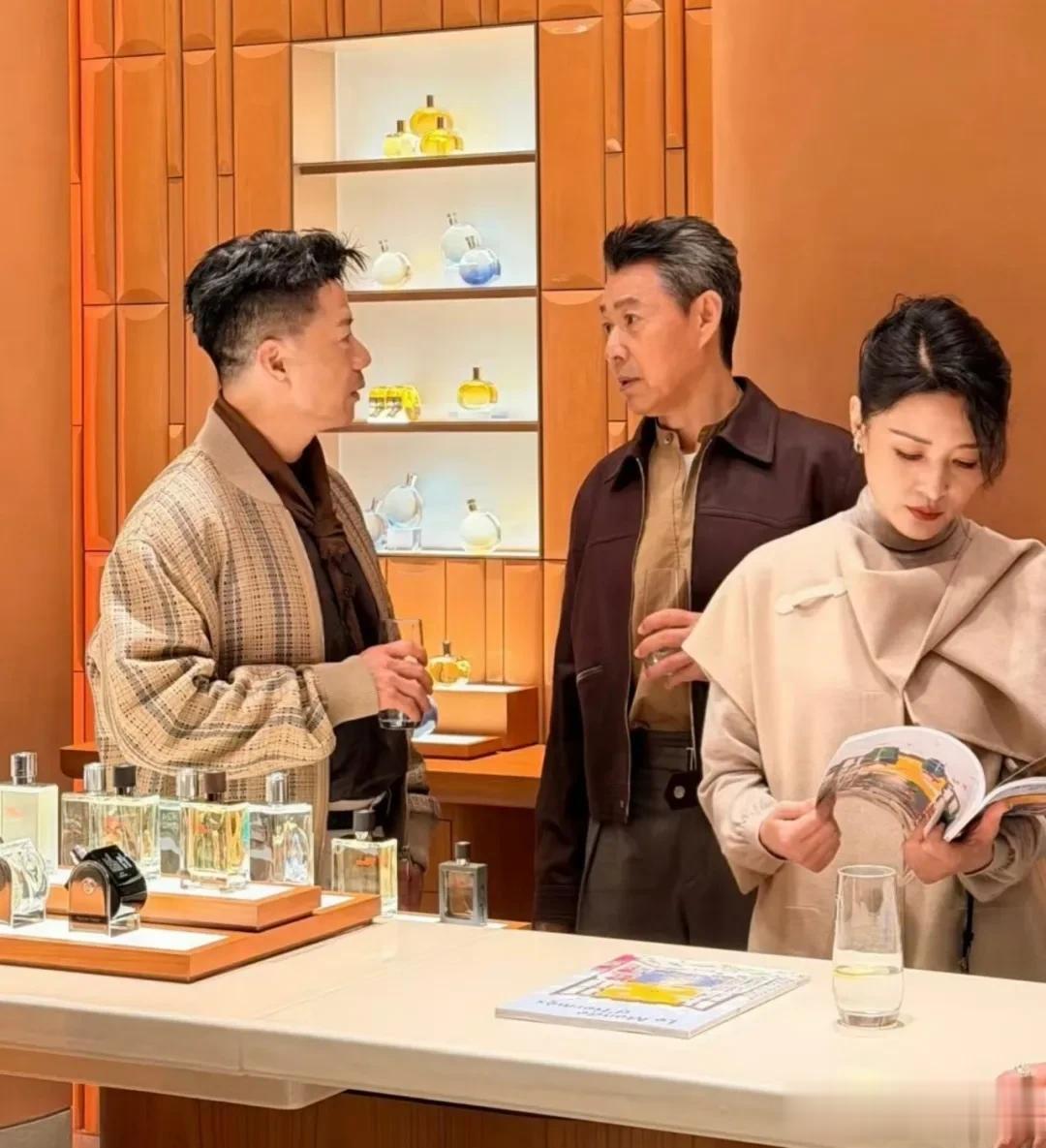 70岁张丰毅和52岁段奕宏同框，肌肉线条宛如小伙！这状态绝了